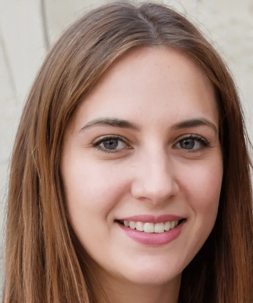 Portrait d'une jeune femme souriante.