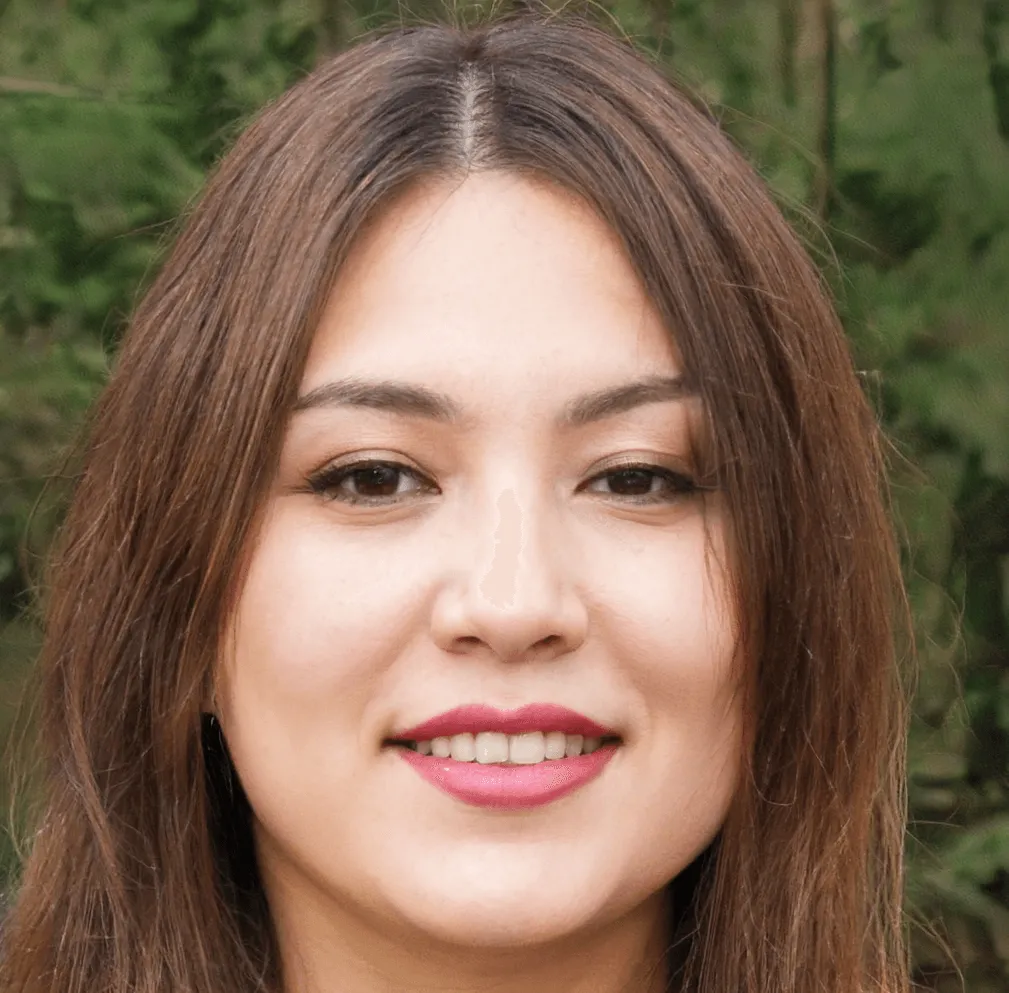 Portrait d'une femme souriante en plein air.
